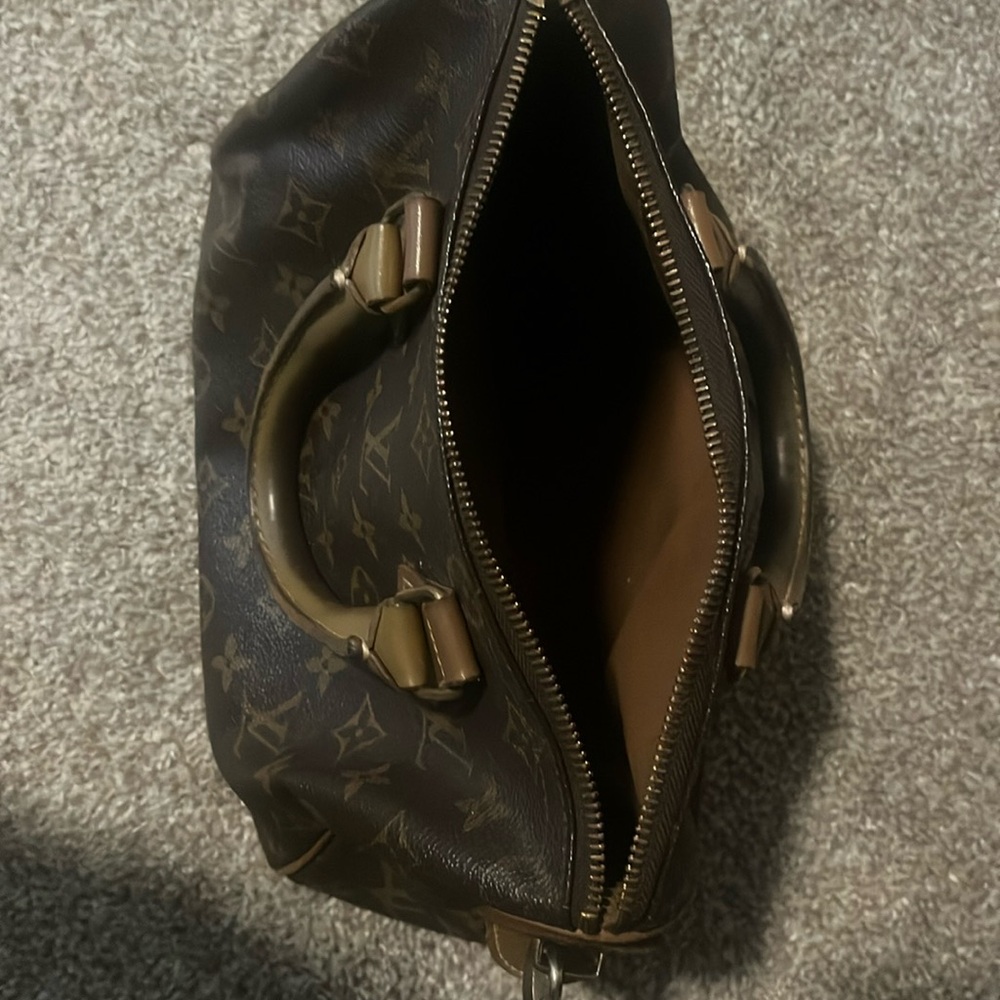Authentic-Vintage Louis Vuitton Speedy bag.